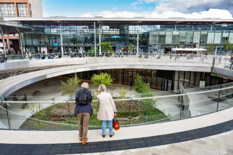 Gare, extérieur, rampe d'accès, végétation, piétons