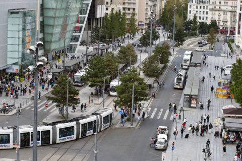 Les transports en commun sur le boulevard Vivier Merle à Lyon Part-Dieu. © Item corporate