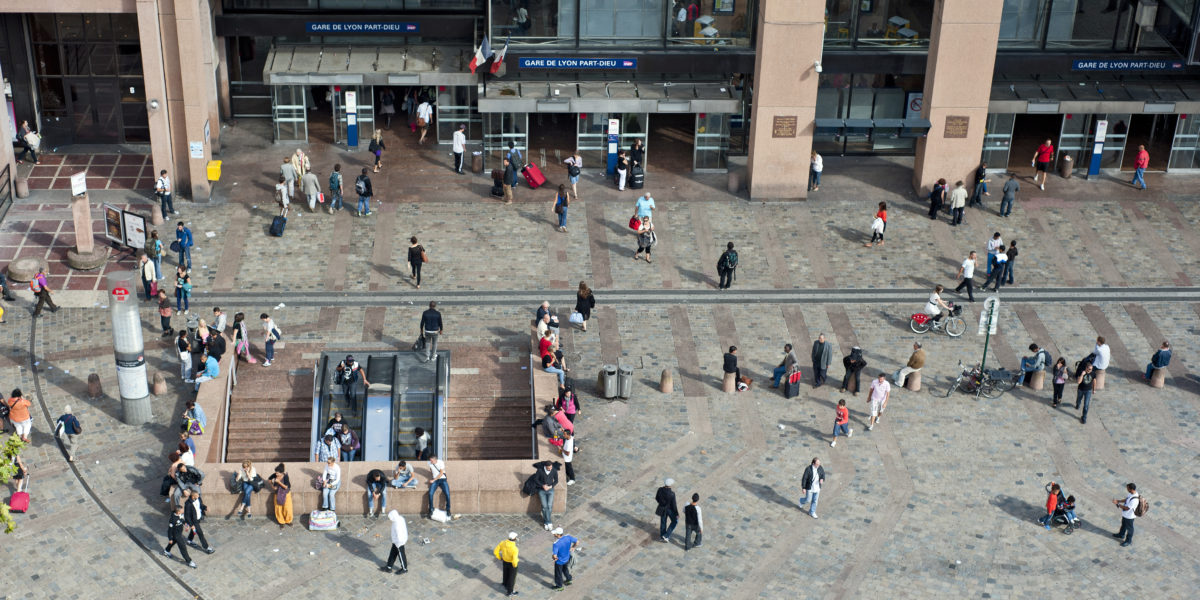 Vue aérienne de la gare Lyon Part-Dieu et de la place Charles Béraudier, avec l'entrée du métro. Un lieu de convergence de tous les modes de transports. © Crédits Grand Lyon.