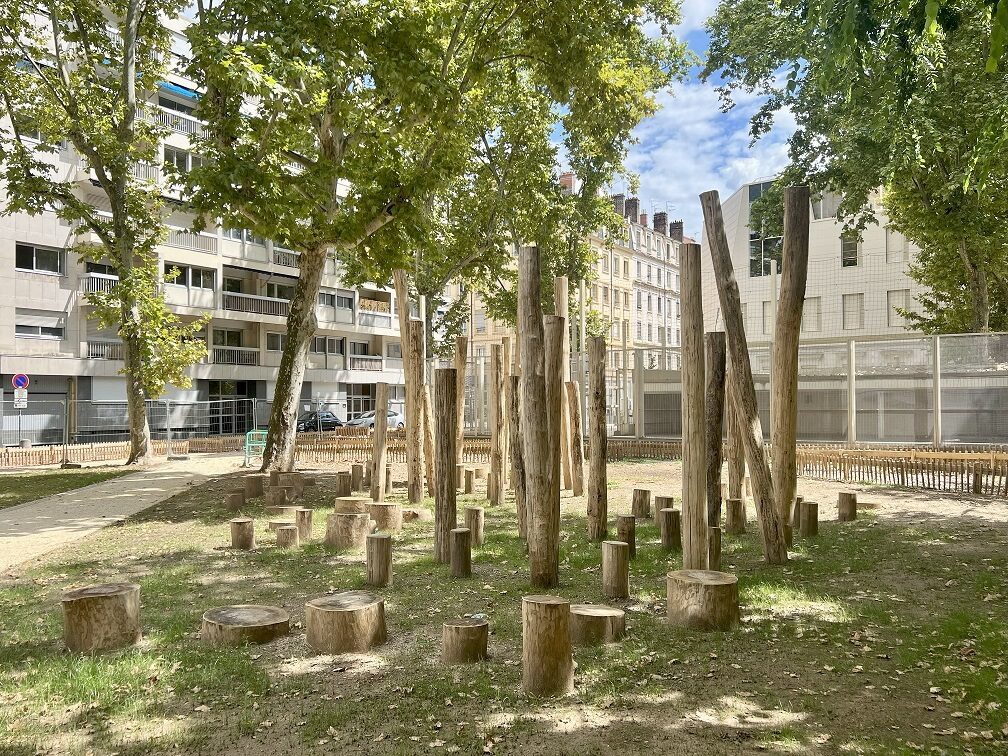 Parc de jeux en rondins de bois.