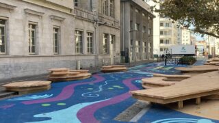 Rue colorée, mobilier en bois, banc, jeux pour enfants, grillage, arbres