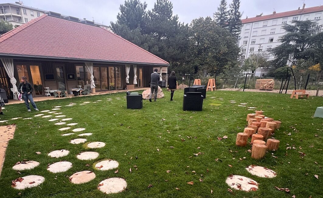 jardin, maison en bois, pavés