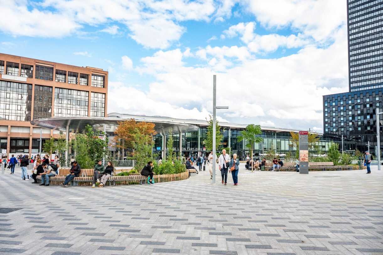 La place Béraudier réaménagée avec les premiers passants