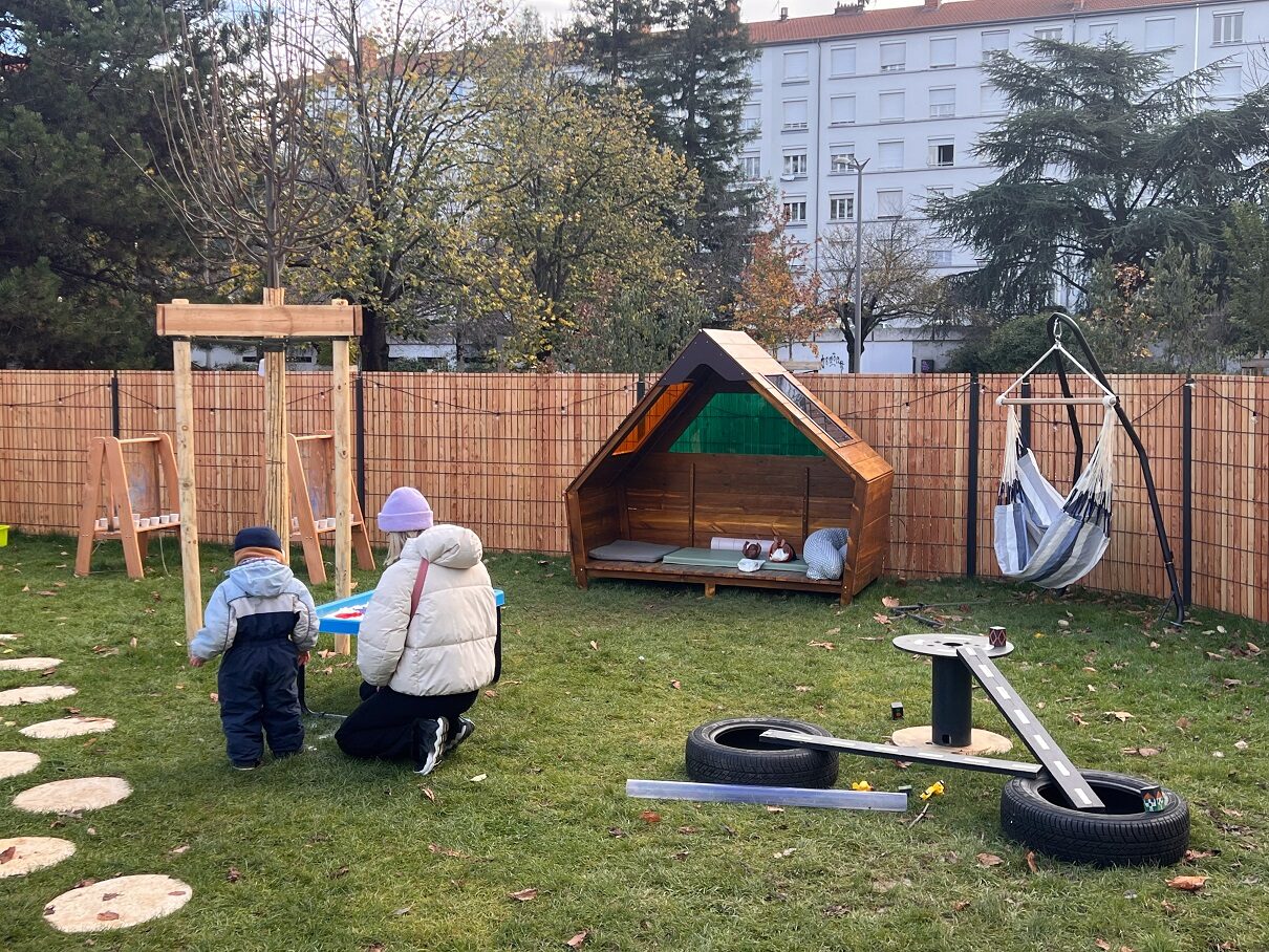 jardin, enfant qui joue, cabane en bois, extérieur